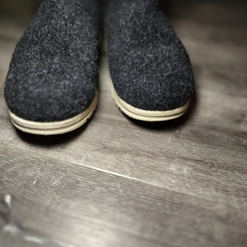 Muk Luks Women's Tally Boots. Size 6Charcoal/black
